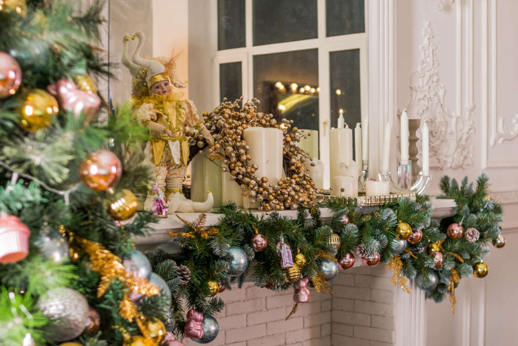 Precious mantel decor [Yulia Petrova] © 123rf