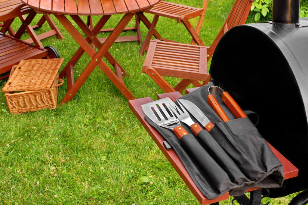 grill with patio chairs [Alexei Novikov ] © 123rf