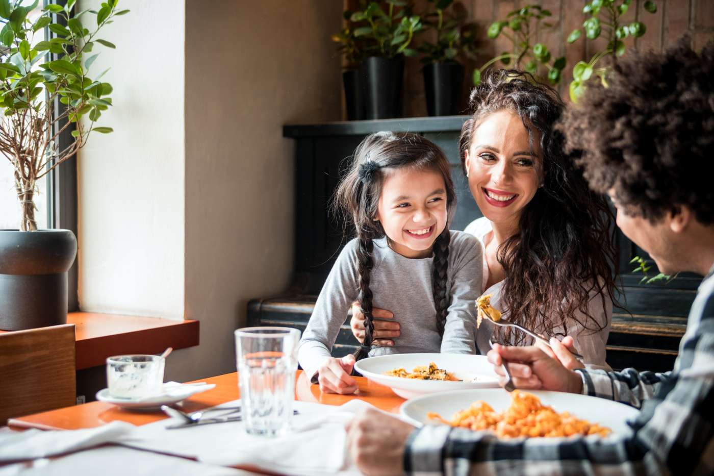 Happy family in an oxmoor grove new home outside homewood alabama Leszek Glasner © Shutterstock