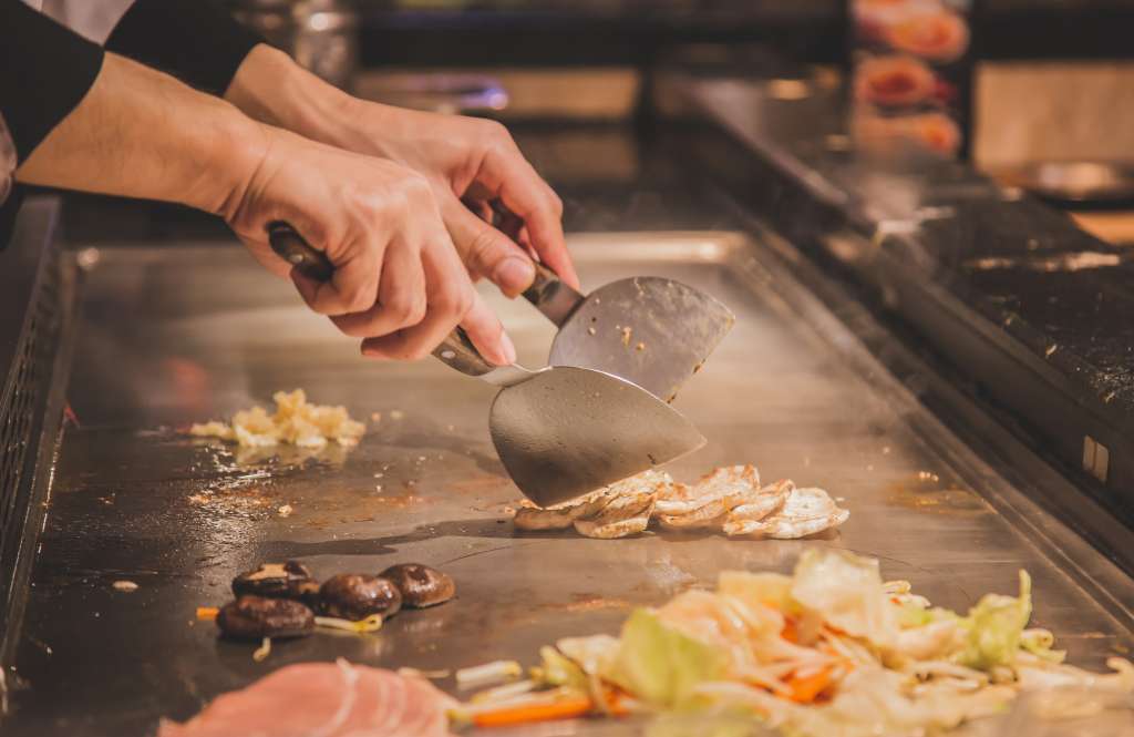 Hibachi chef at Yummy Bowl in Homewood, Alabama LionSingto © Shutterstock