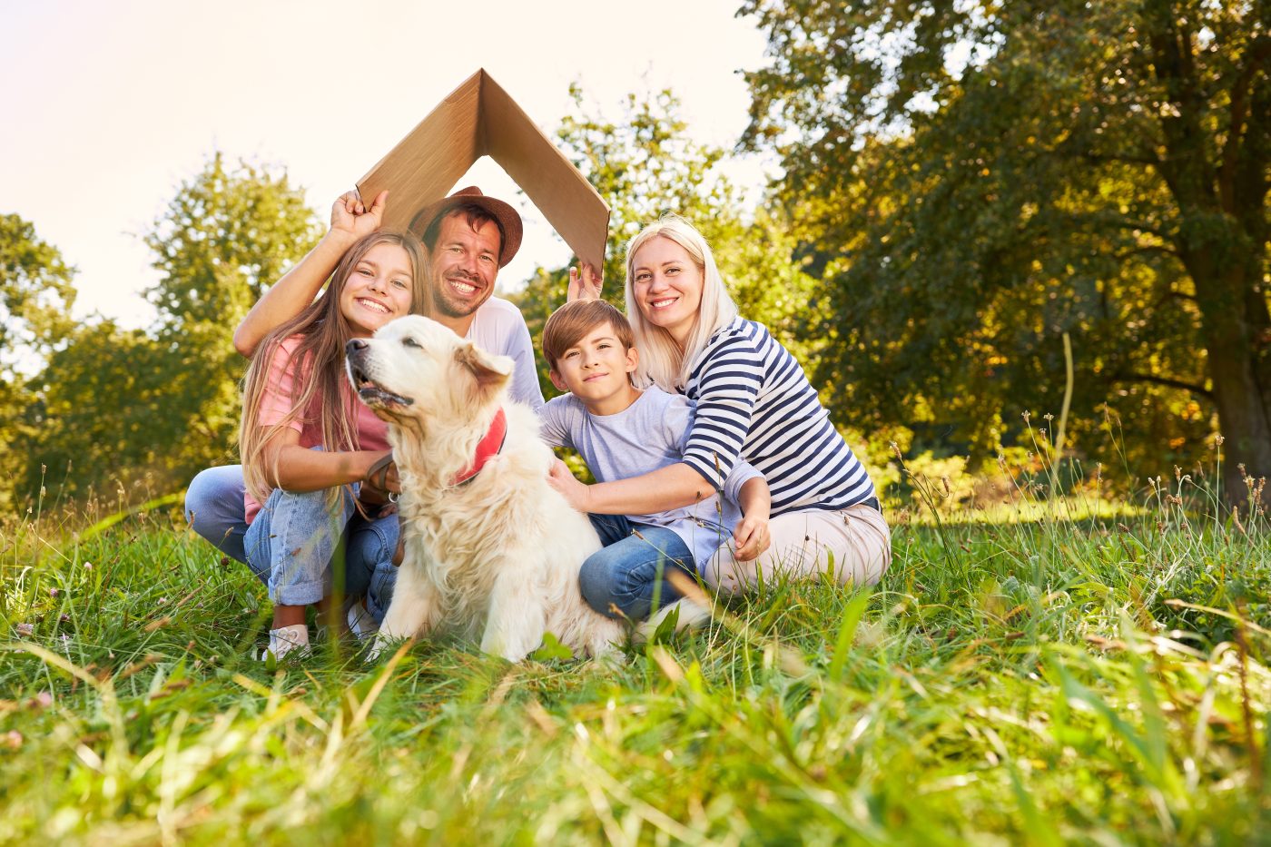 Happy family with dog shuttershock©Robert Kneschke