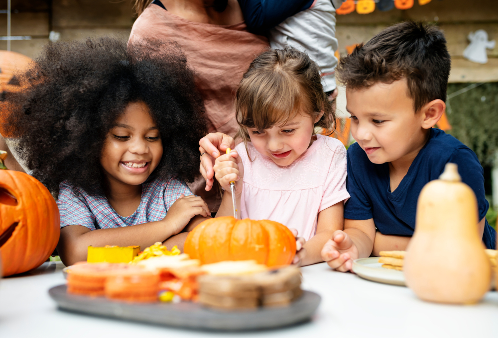 Kids cutting a pumpkin at a festival ©Rawpixel.com